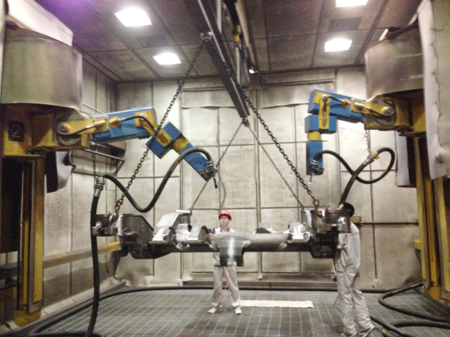 Wall-mounted six-axis sandblasting robot